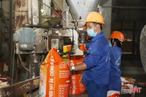 Hoạt động sản xuất tại Công ty CP Thức ăn chăn nuôi Thiên Lộc.