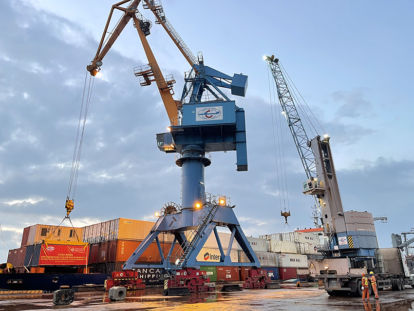 Liên doanh, liên kết đầu tư thiết bị xếp dỡ hiện đại, mở tuyến container qua Cảng Vũng Áng để khai thác hết công suất, chức năng của Cảng nước sâu tổng hợp.