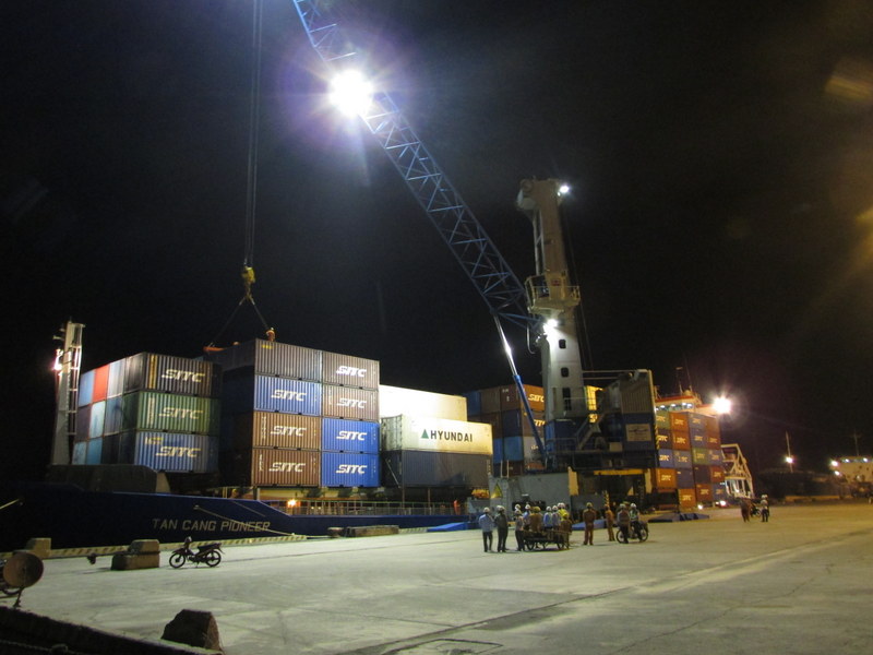 Xếp dỡ hàng container tại Cảng vũng áng