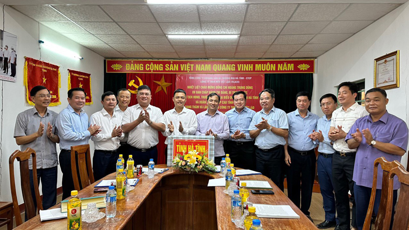 Đồng chí Hoàng Trung Dũng – Bí thư Tỉnh uỷ cùng đoàn công tác thăm và làm việc với Công Ty TNHH MTV Việt Lào.