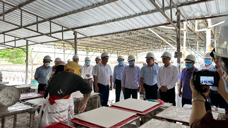 Đồng chí Hoàng Trung Dũng – Bí thư Tỉnh uỷ cùng đoàn công tác thăm quan cơ sở sản xuất Tấm trần thạch cao tại Công Ty TNHH MTV Việt Lào